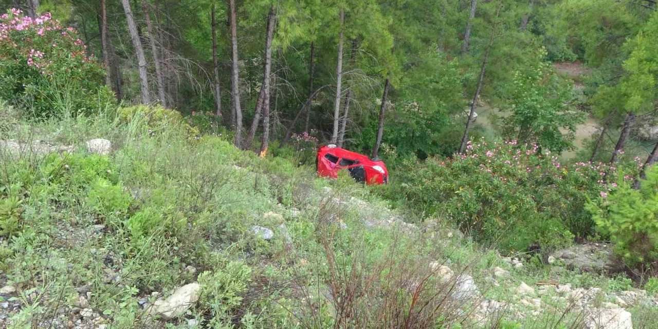 Piknik Dönüşü 30 Metre Uçuruma Yuvarlanan Otomobilden Sağ Çıktılar