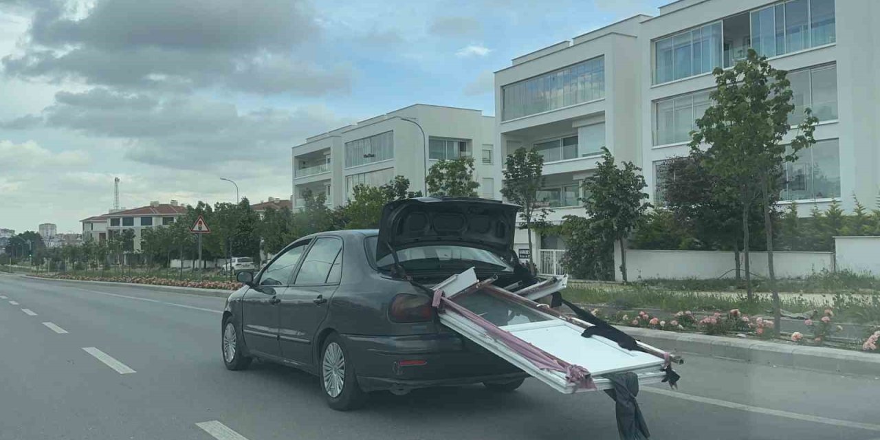 Otomobil Bagajına Yüklenen Kapılar Sürücüleri Tedirgin Etti
