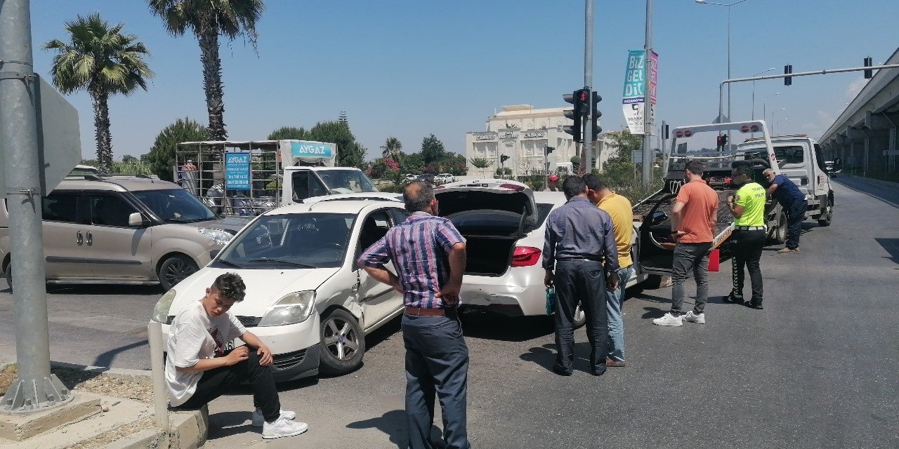 Kavşakta Zincirleme Kaza: 4 Yaralı