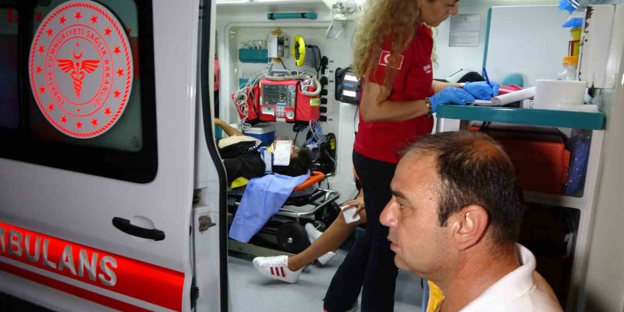 Ehliyetsiz Sürücülerin Kullandığı Motosiklet Çarpıştı: 3 Yaralı