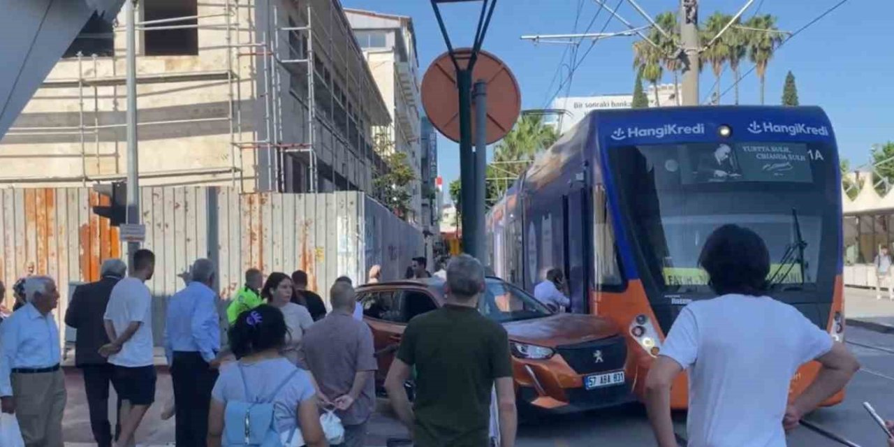 Antalya’da Tramvay İle Cip Çarpıştı, Seferler Aksadı
