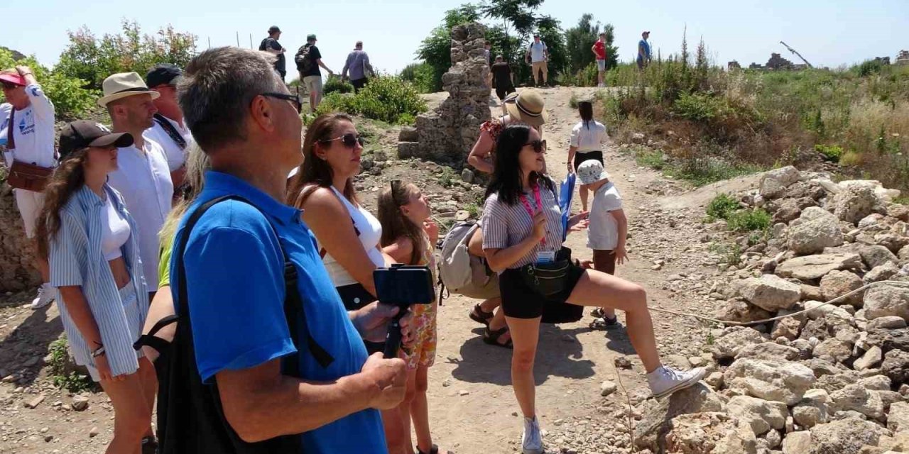 Side’ye Gelen Turist Kafilelerinden Tarihi Eserlerin Restorasyonuna İlgi