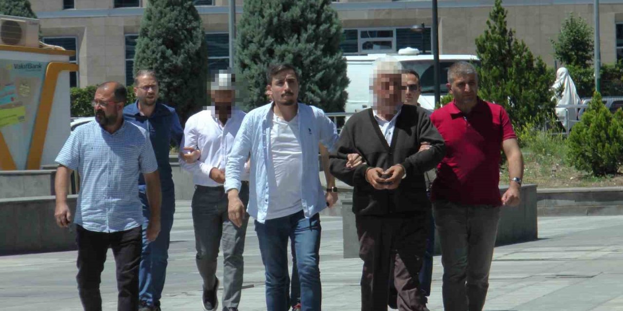 Yolcu Kavgasında Meslektaşını Öldüren Taksici Ve Babası Adliyeye Sevk Edildi