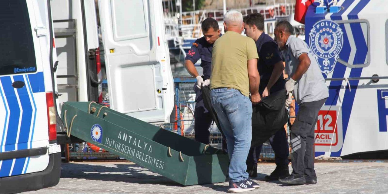 Antalya’da Deniz Yüzeyinde Erkek Cesedi Bulundu