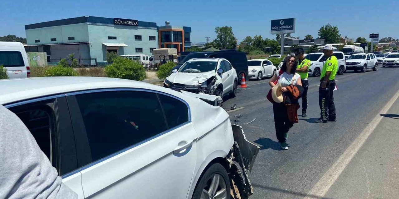 Kırmızı Işıkta Yavaşlayan Otomobillerin Arasına Daldı