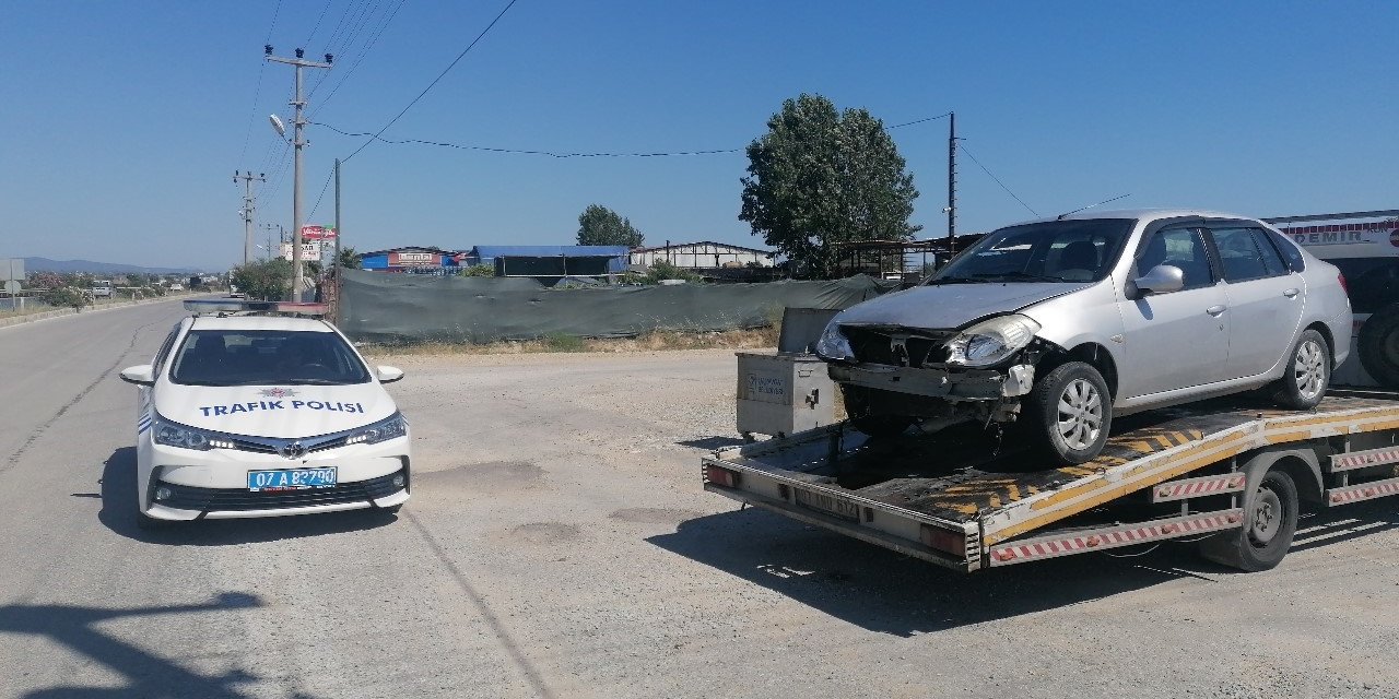 Kontrolden Çıkan Otomobil Bariyerlere Çarpıp Karşı Şeride Geçti