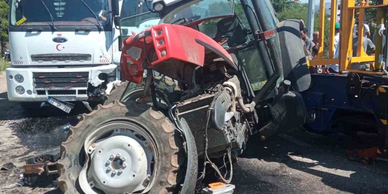 Süt Kamyonu Traktörle Çarpıştı: 2 Yaralı
