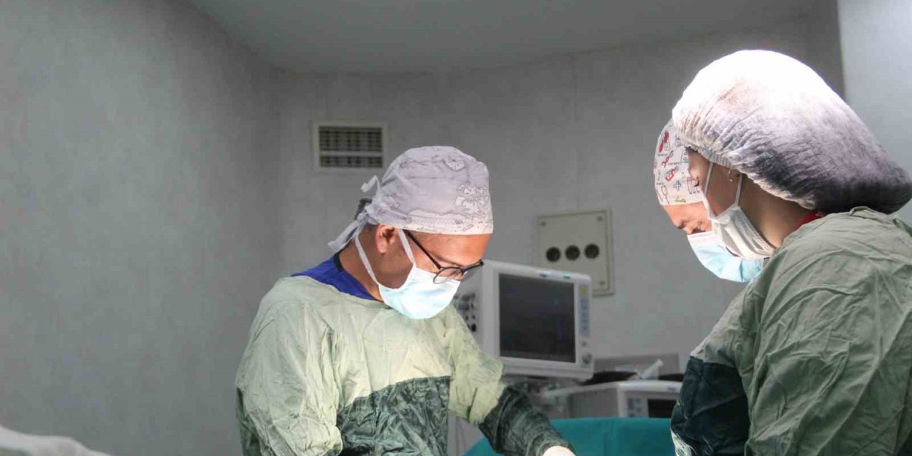 1 Saat İçinde 2 Hastasına Sezaryen Doğum Yaptırdı, Ardından Kendisi Aynı Hastanede 2,5 Saat Süren Ameliyata Girdi