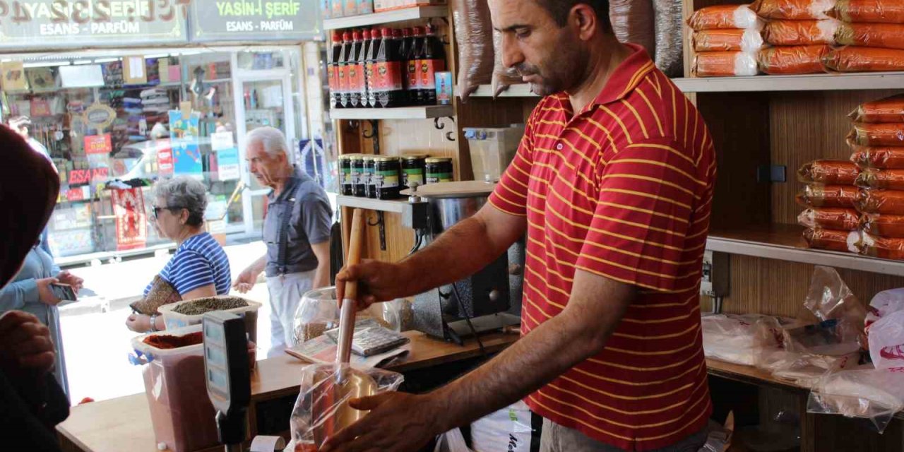 Sucuk İçini Yoğururken Dikkat: Su Koymak Ekşime İhtimalini Yükseltiyor