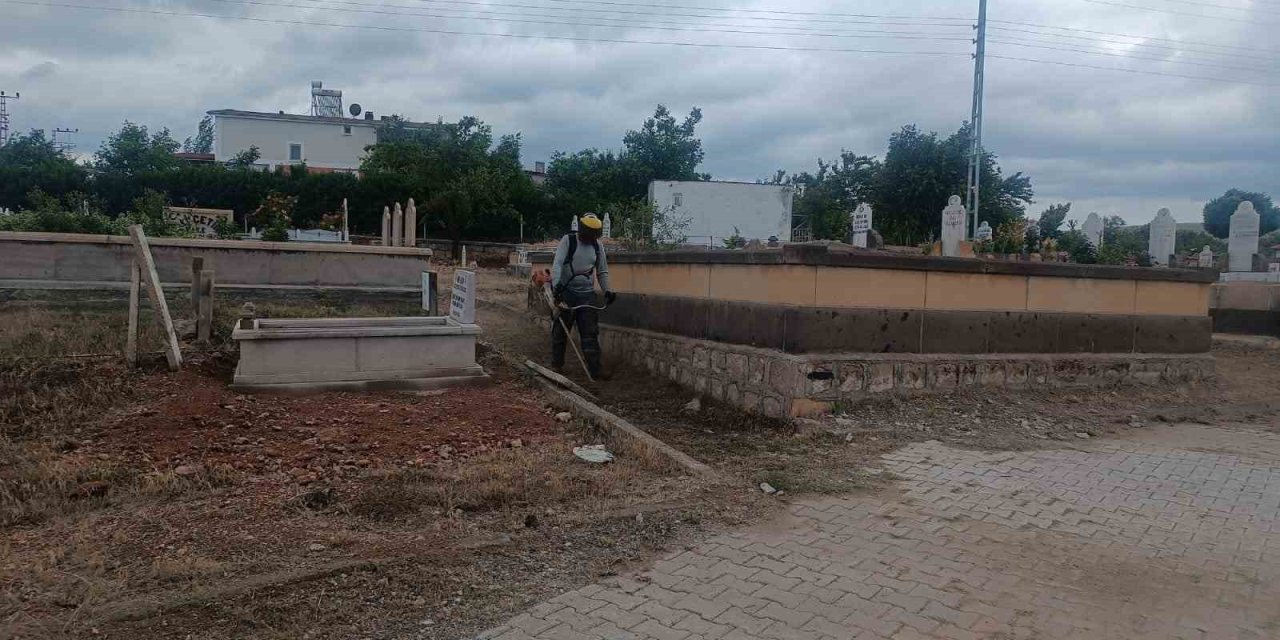 Melikgazi’de Mezarlıklar Bayram Ziyareti İçin Hazır Hale Geldi