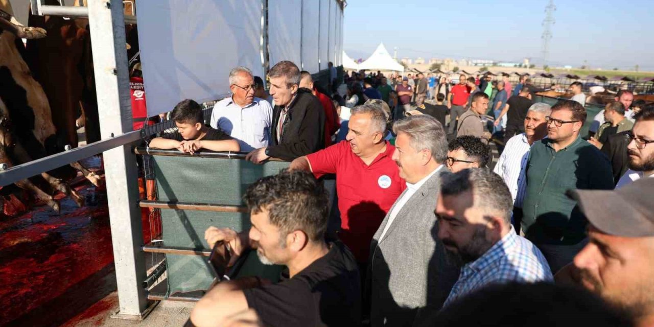 Başkan Palancıoğlu, Kurban Pazarında Vatandaşlarla Bayramlaştı