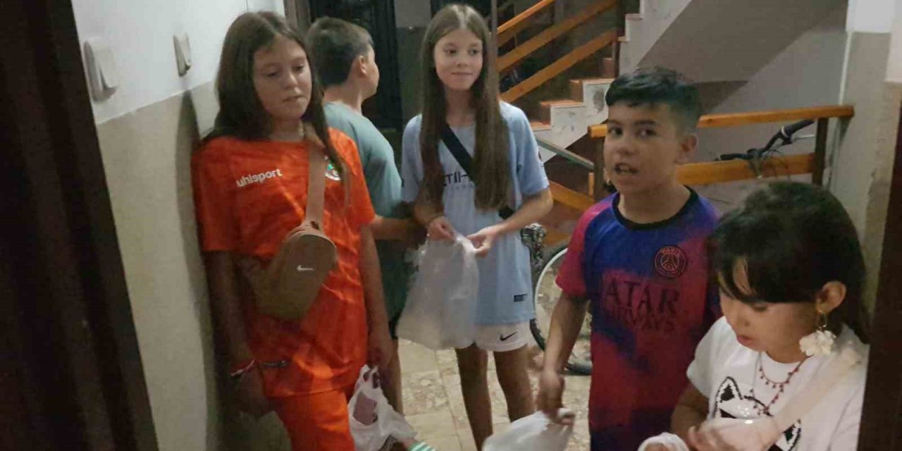 Alanya’ya Tatile Gelen Turist Çocuklar Türk Çocuklarla Birlikte Şeker Topladı