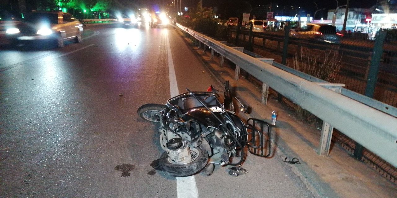 Otomobilin Aynasına Çarpıp Devrilen Motosiklete Arkadan Gelen Araç Çarptı:1’i Ağır 2 Yaralı