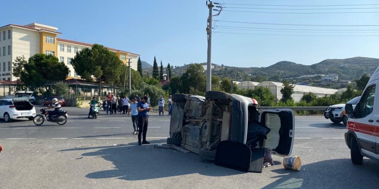 Çarpışan Otomobillerden Biri Takla Attı: 1 Yaralı