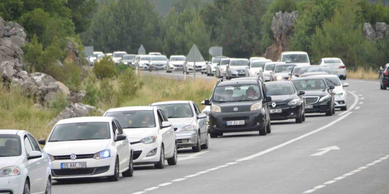 Tatil Dönüşü Antalya-konya Karayolunda Trafik Yoğunluğu