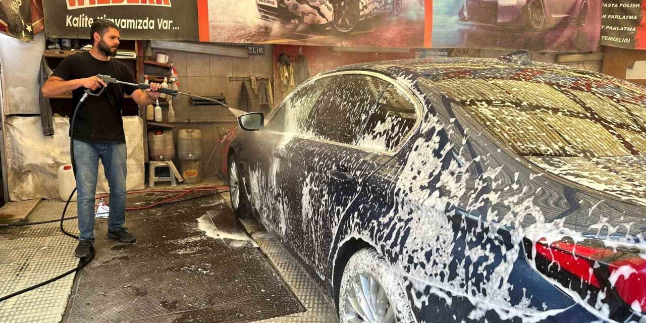 Bayram Tatili Sebebiyle Oto Yıkamacıların Yüzleri Güldü