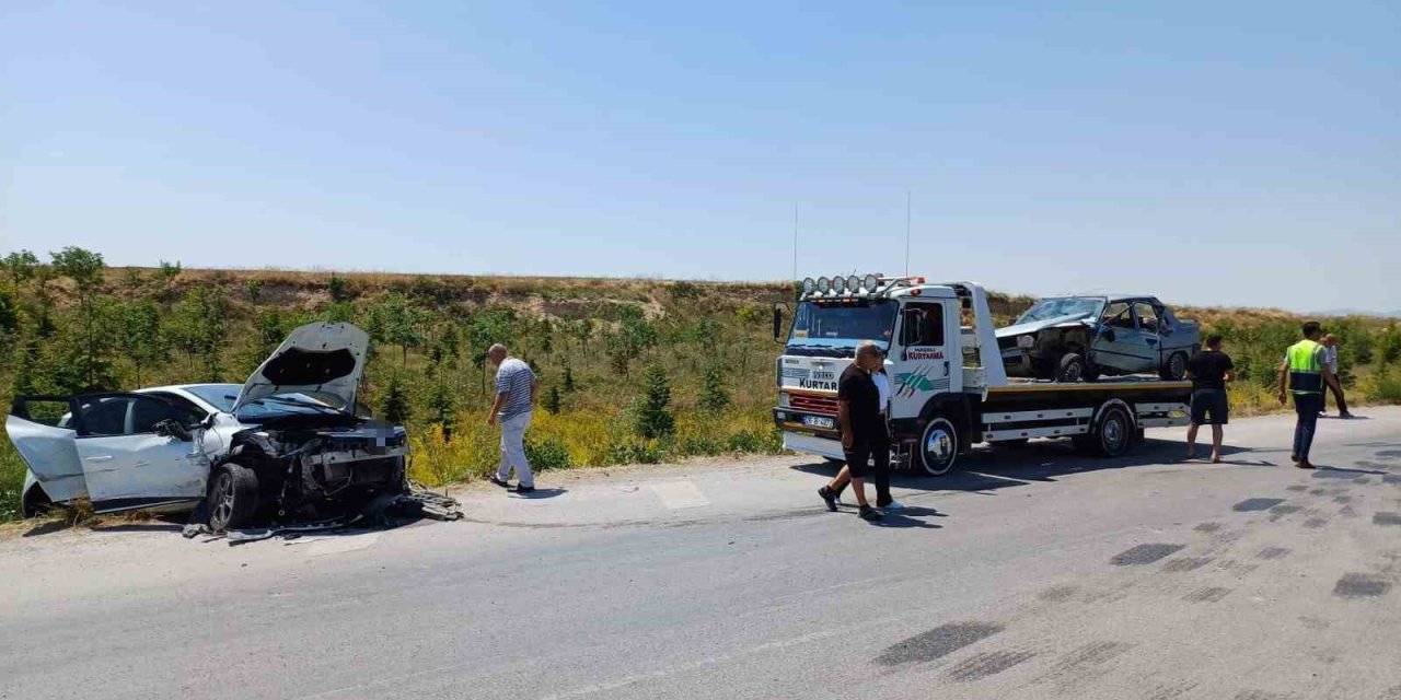 Çifteler’de İki Otomobil Çarpıştı: 5 Yaralı