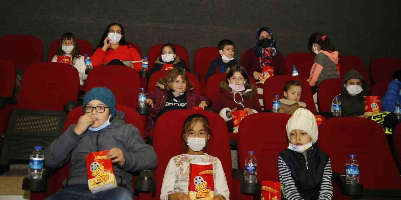 Başkan Genç’ten, Öğrencilere Karne Hediyesi Sinema