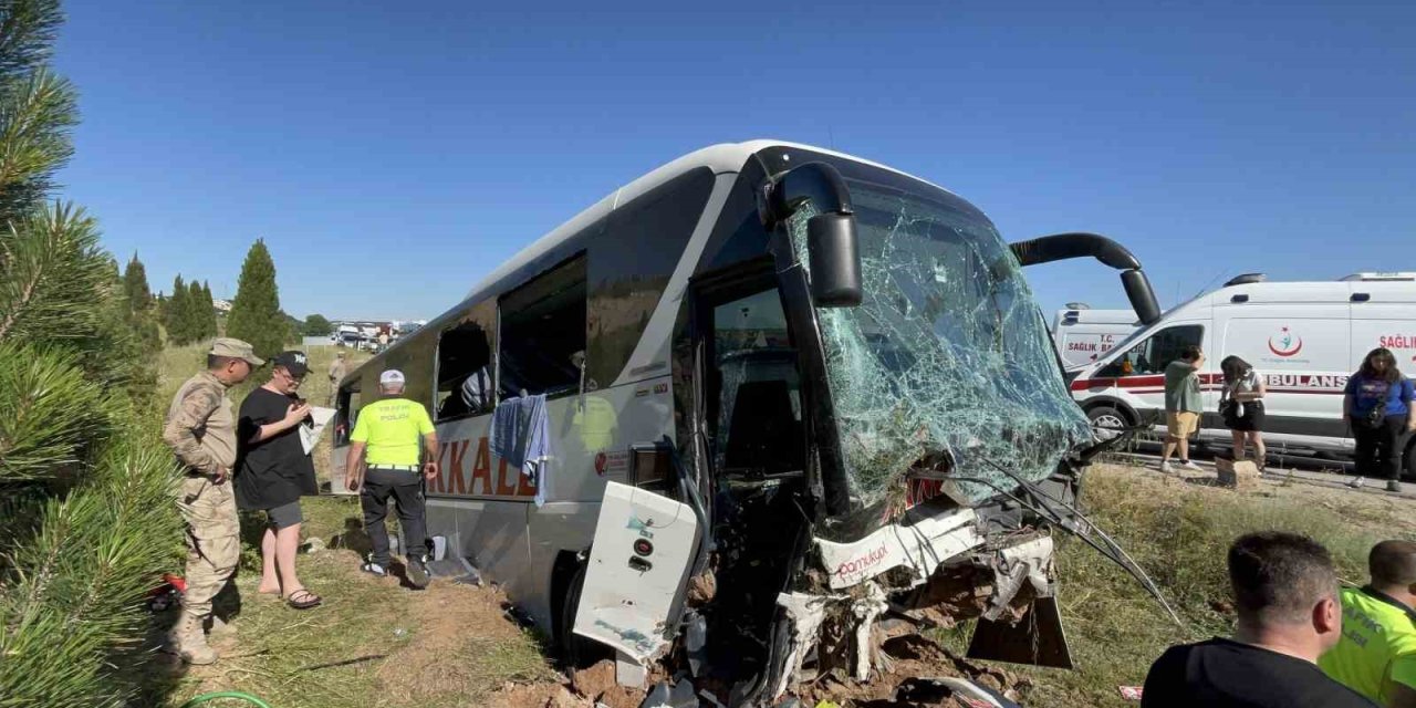 Kaza Yapan Yolcu Otobüsünde Ağır Yaralanan Muavin Hayatını Kaybetti