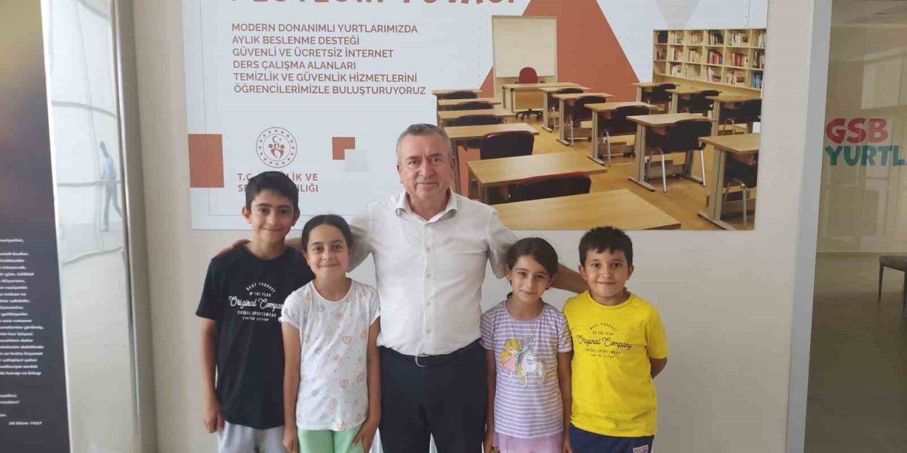 Depremzede Minikler Kaldıkları Yurdun Müdürü İle Bayramlaştı