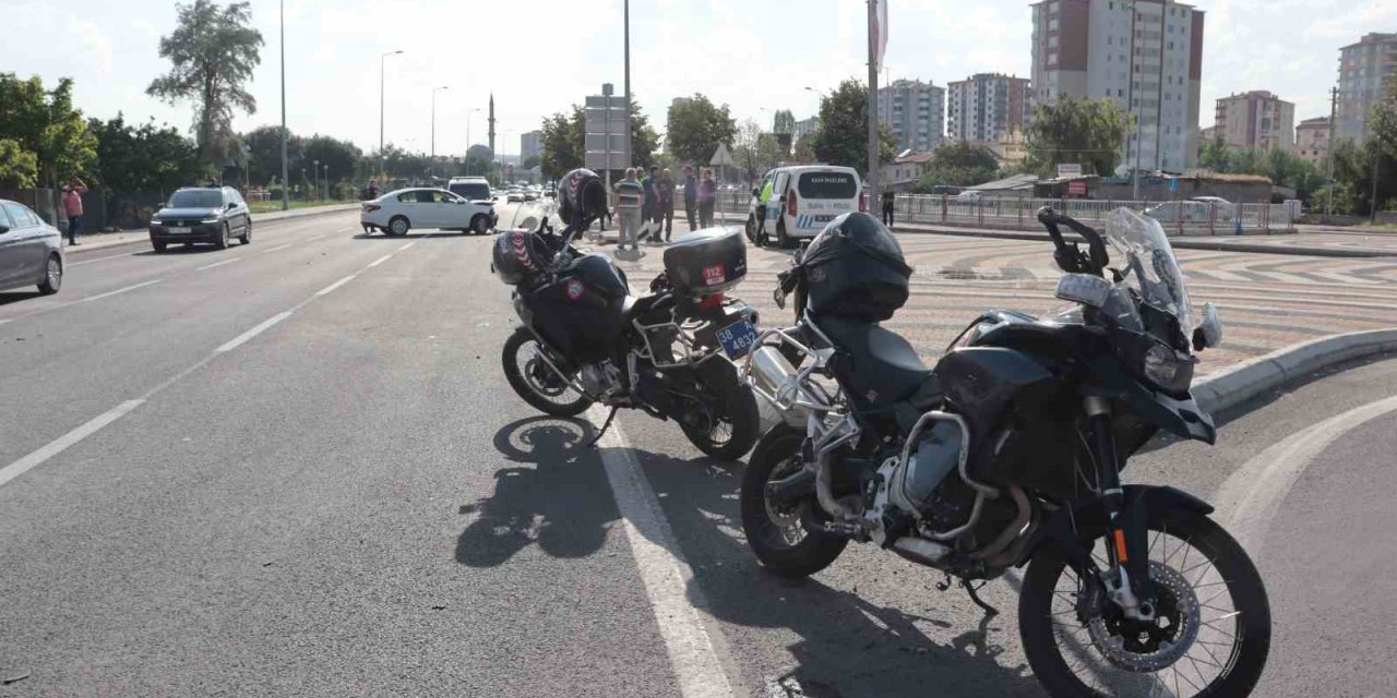 Motosikletli Polis Timi İle Otomobil Çarpıştı: 2 Polis Yaralı