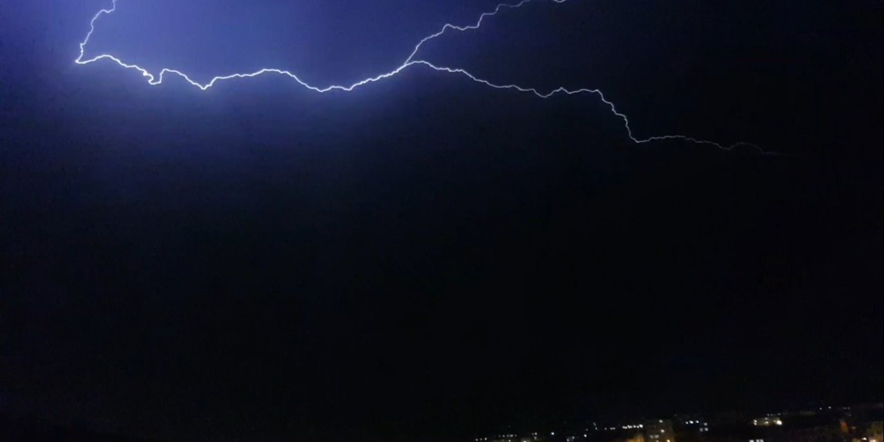 Temmuzda Şaşırtan Görüntü: Şimşekler Geceyi Aydınlattı