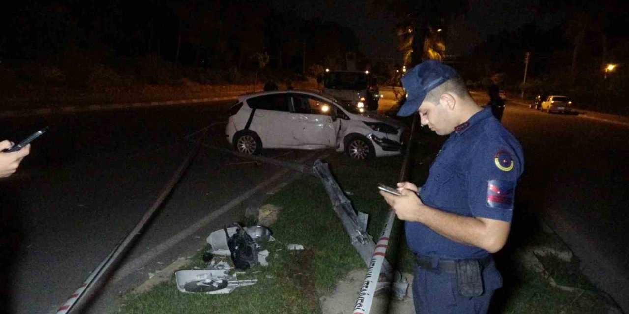 Alkollü Otomobil Sürücüsü Elektrik Direğini Yerinden Söktü