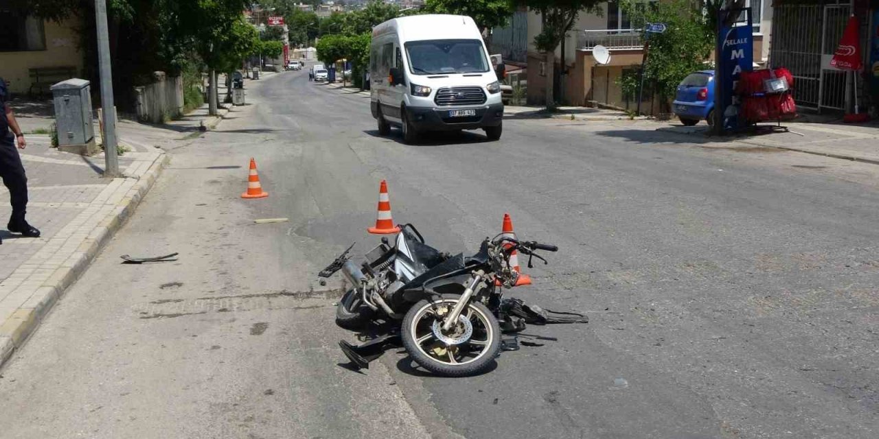 Sürücü Belgesi Olmayan Motosikletli ’u’ Dönüşü Yapan Otomobile Çarptı