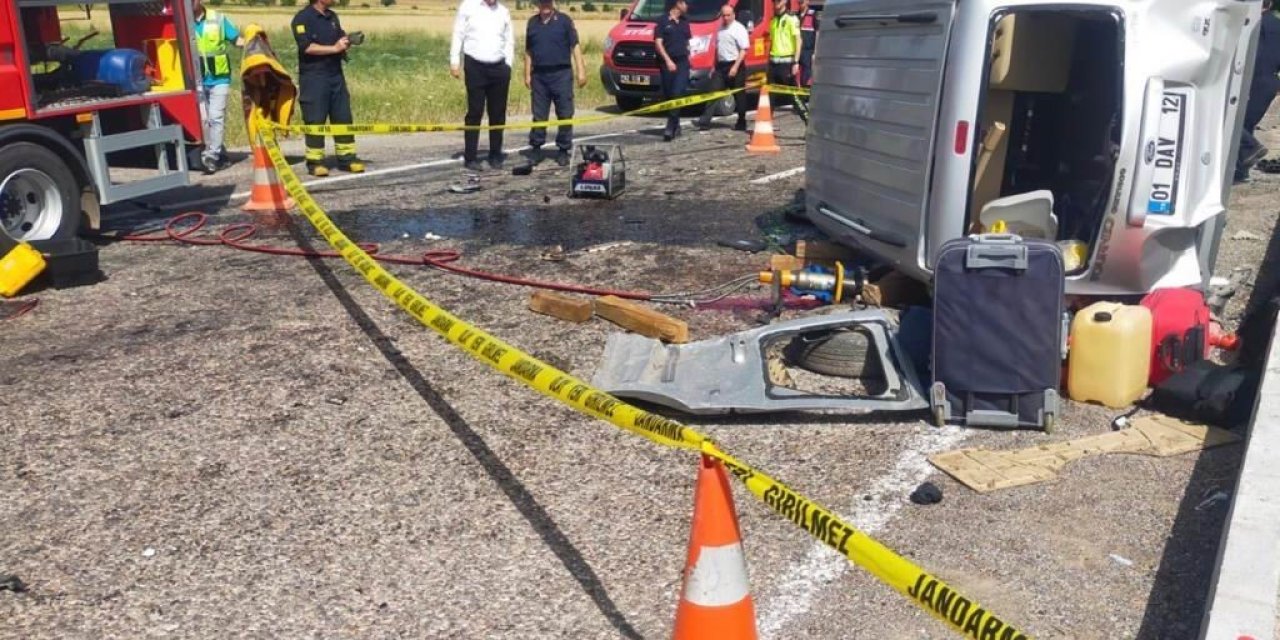 Konya’da Hafif Ticari Araçla Otomobil Çarpıştı: 1 Ölü, 5 Yaralı