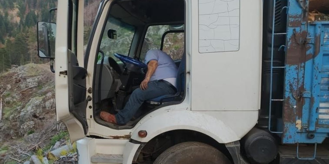 Antalya’da Kamyon Sürücüsü Direksiyon Başında Ölü Bulundu