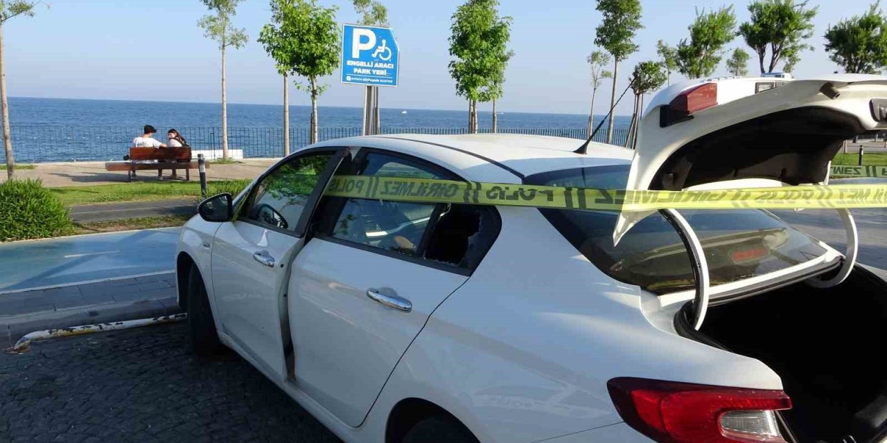 Park Halindeki Kiralık Otomobilde Cesedi Bulundu