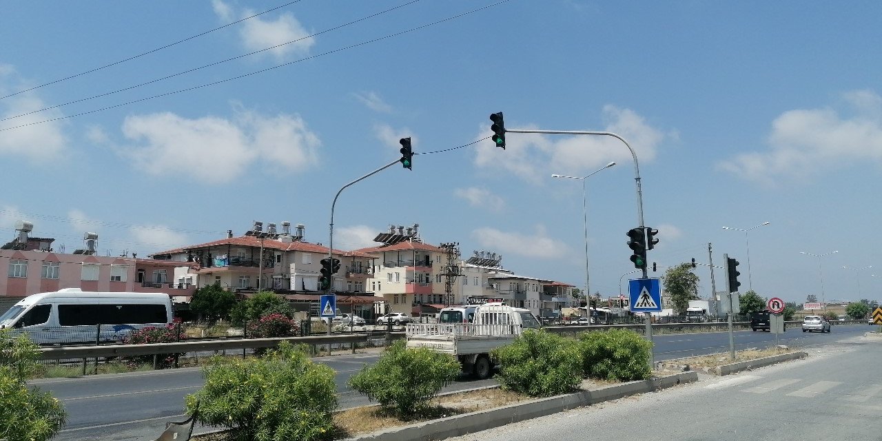 Kırmızı Işıkta Yavaşlayan Kamyona Arkadan Çarptı