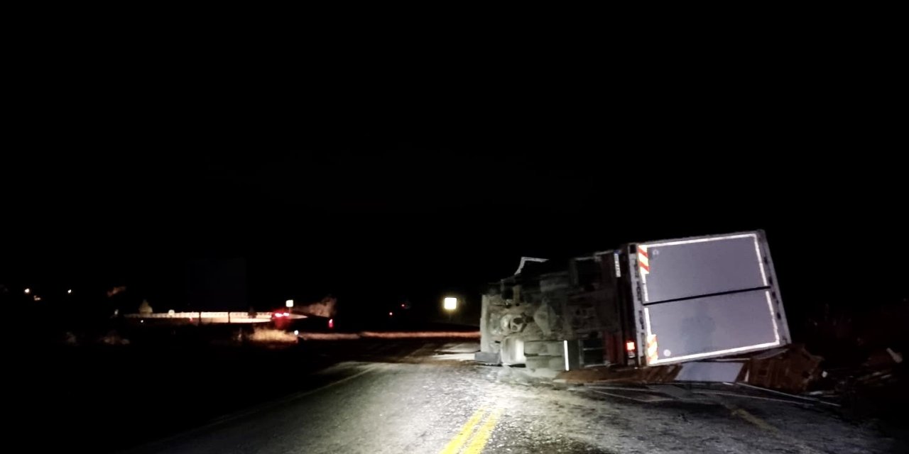 Antalya’da Tır Devrildi: 1 Yaralı