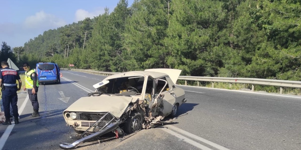 Antalya’da Otomobiller Çarpıştı: 2 Yaralı
