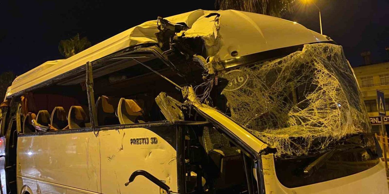 Tur Midibüsü Park Halindeki Araçlara Çarptı: Rus Uyruklu 1 Kişi Öldü, 1 Kişi Yaralandı