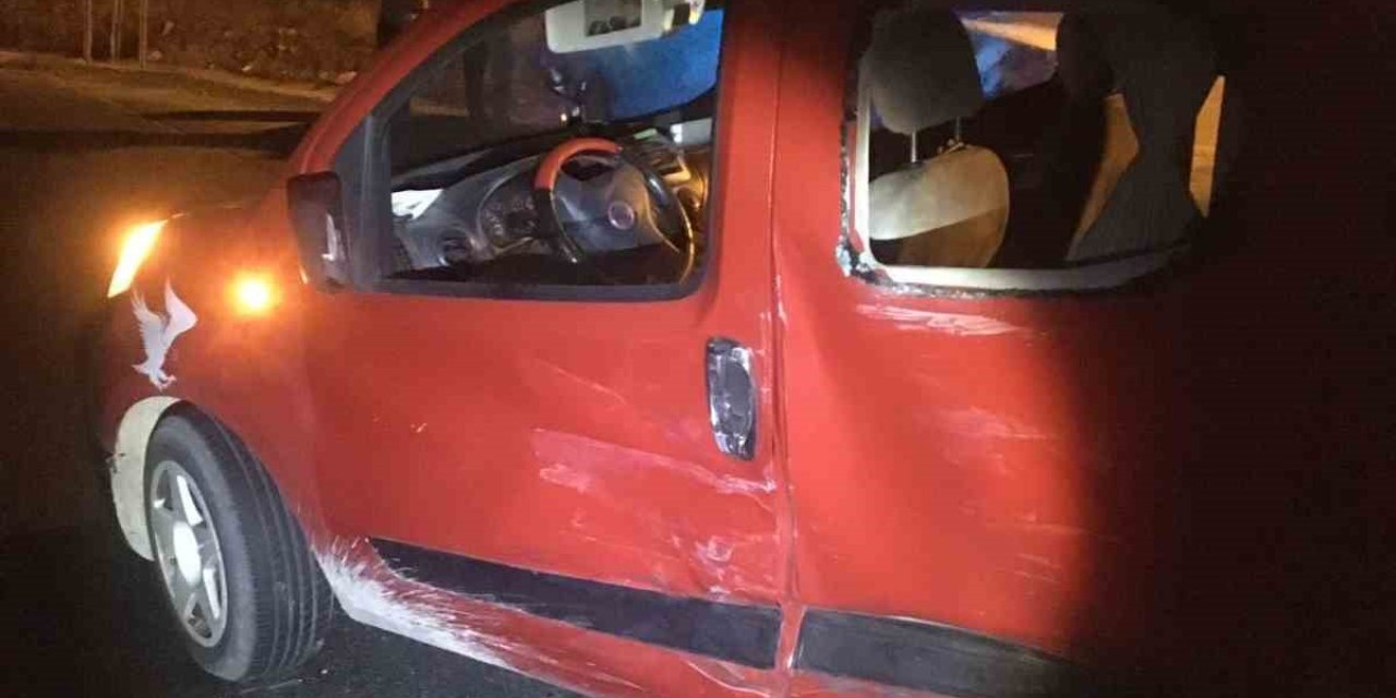 İki Kamyonet Çarpıştı: 2 Yaralı