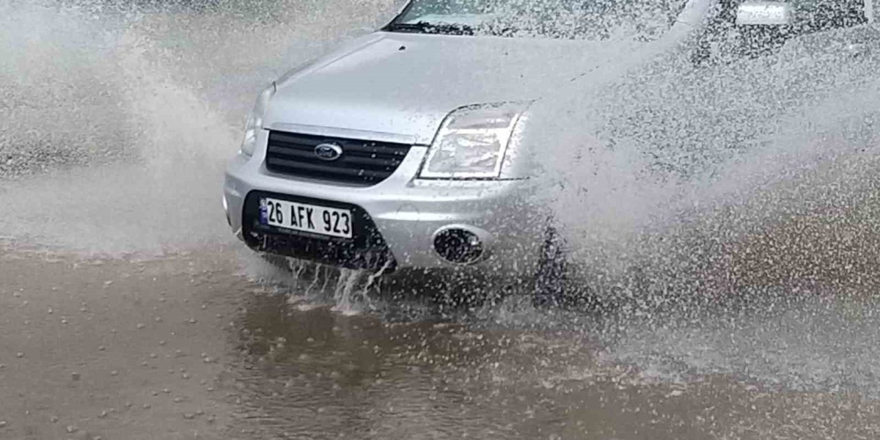 Gök Gürültülü Sağanak Yağış Sürücülere Zor Anlar Yaşattı