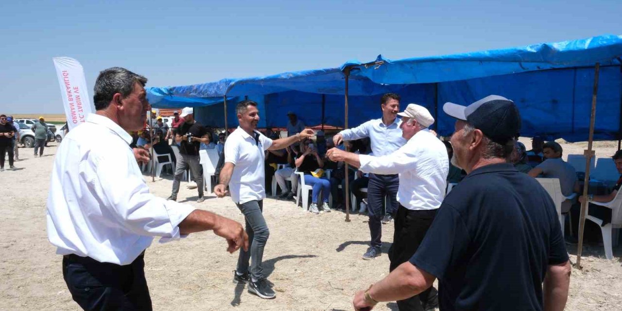 Başkan Yüzügüllü Çiftçilerle Çiftetelli Oynadı