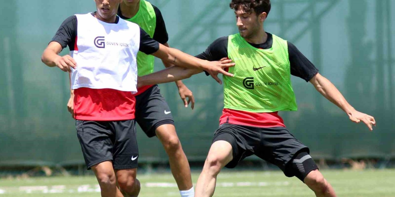 Antalyaspor Burdu’daki Kamp Çalışmalarını Çift Antrenmanla Sürdürüyor