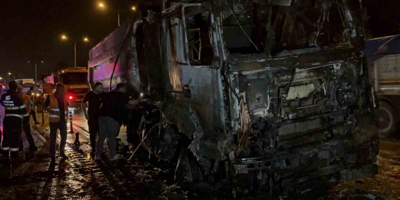 Alkollü Sürücünün Bariyerlere Çarptığı Tır Yanarak Küle Döndü