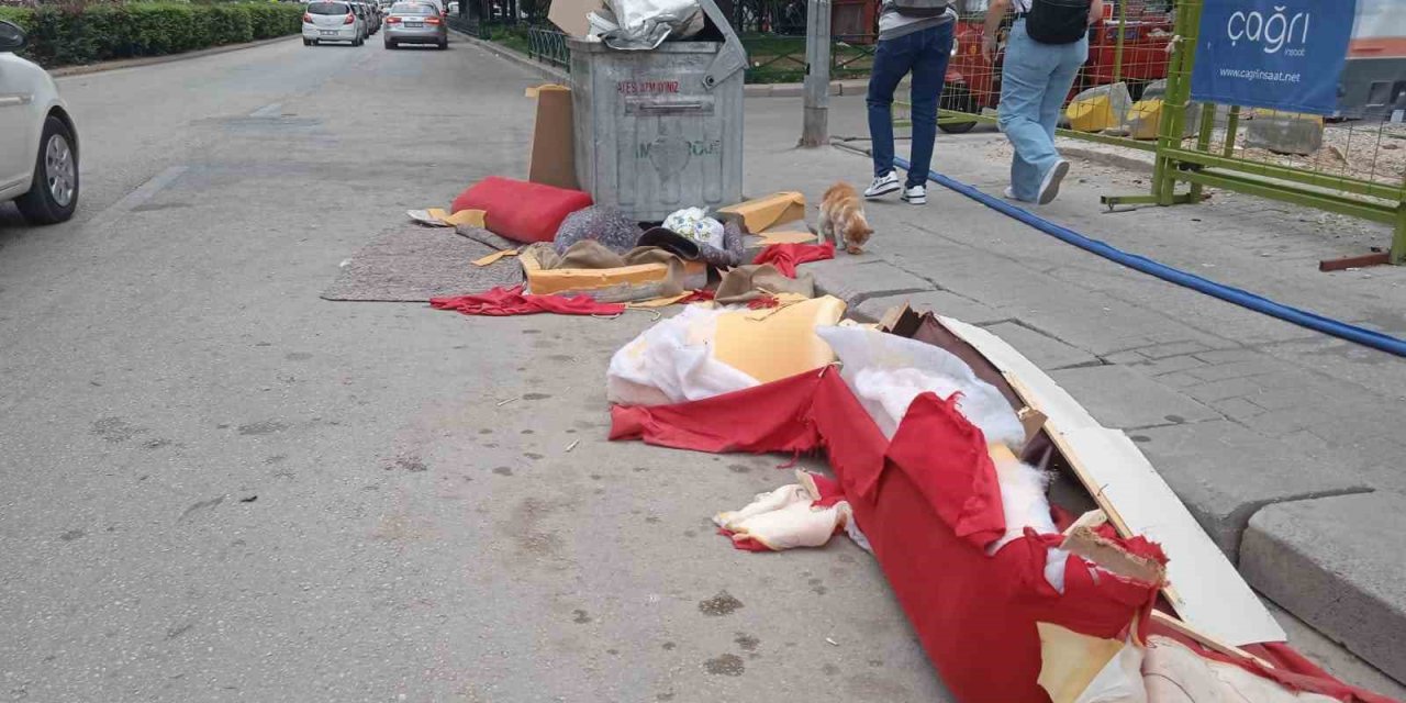 Gelişigüzel Atılan Kanepe Parçaları ‘böyle Çöp Mü Atılır?’ Dedirtti