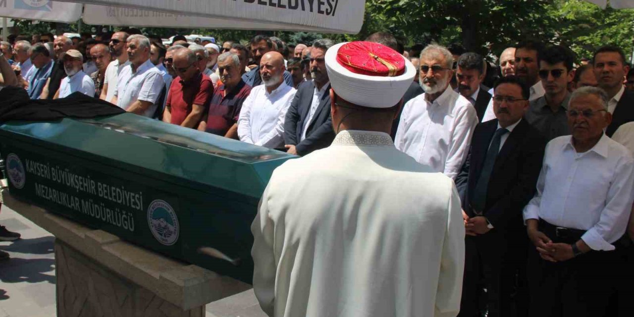 Eski Bakan Yıldız’ın Babası Toprağa Verildi