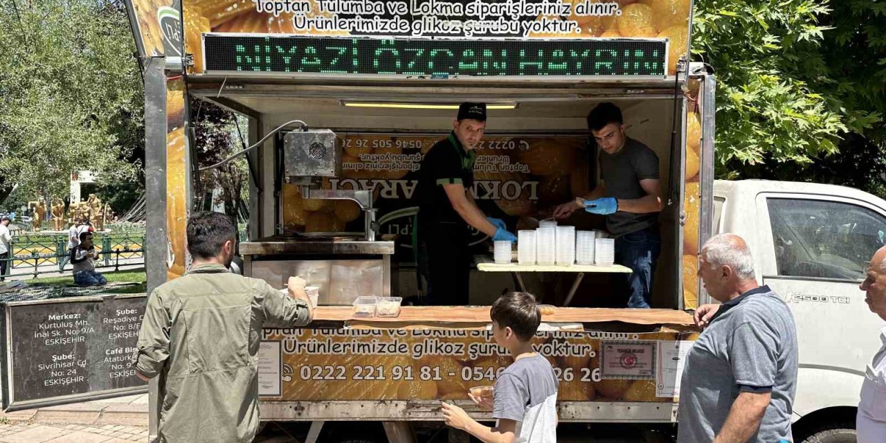 Cuma Namazı Çıkışında Lokma Dökme Geleneği Sürüyor