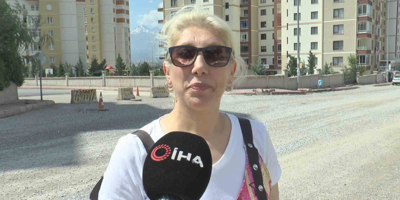 Belediyenin 2 Aydır Sermediği Asfalt Mahalle Halkını İsyan Ettirdi