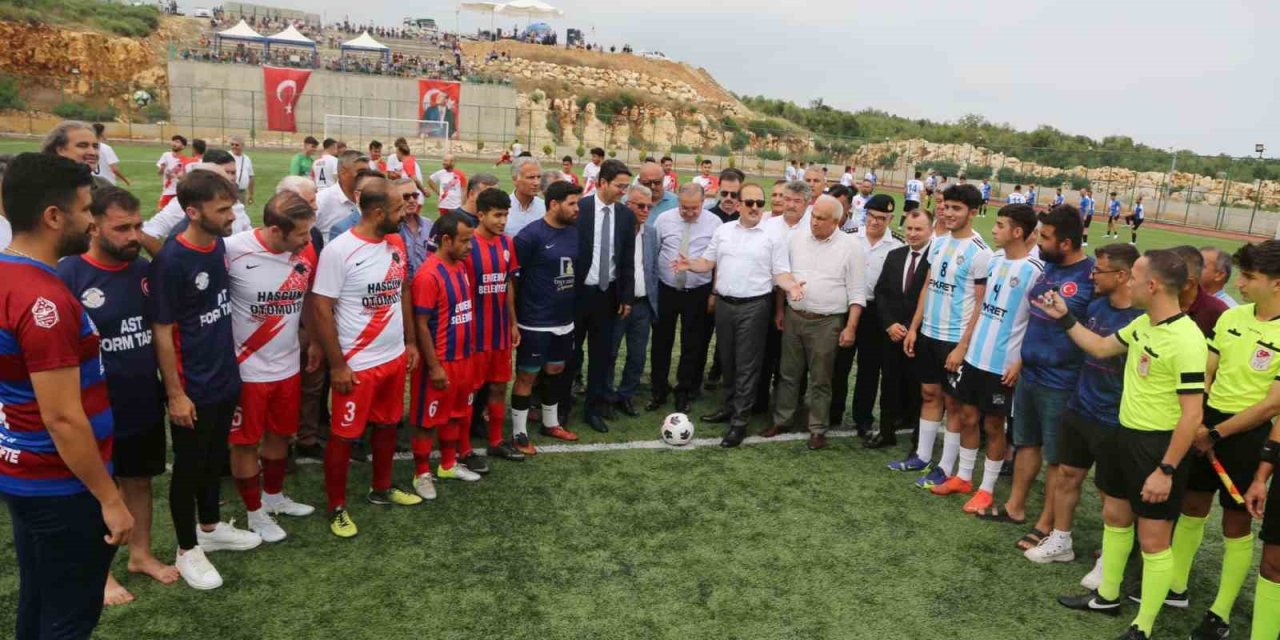 Erkekler Sahada Kadınlar Tribünde