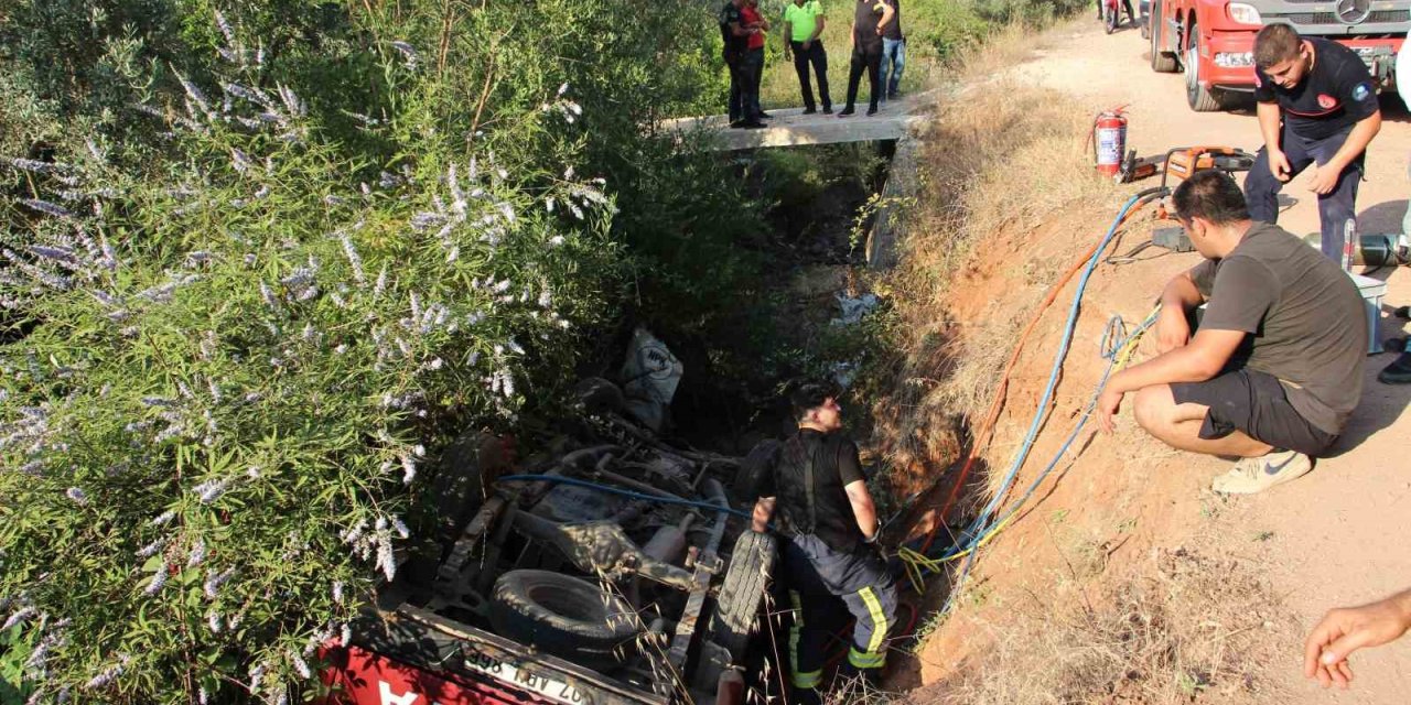 Kanala Düşen Kamyonetin Altında Kaldı, 1 Saatlik Çalışmayla Kurtarılabildi