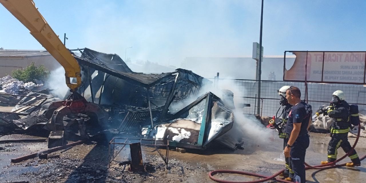 Sanayi Sitesinde Çıkan Yangında Hurda Malzemeler Kule Döndü
