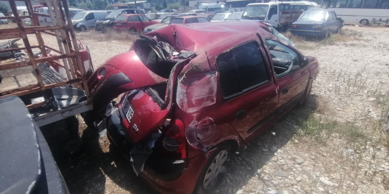 Ağaca Çarpan Otomobilin Sürücüsü Yaralandı