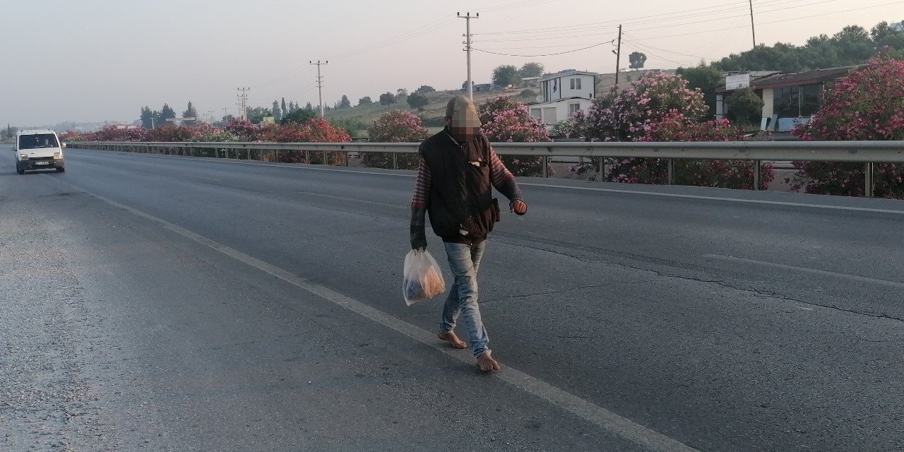 Karayolunun Ortasında Çıplak Ayakla Yürüyünce Jandarmayı Harekete Geçirdi