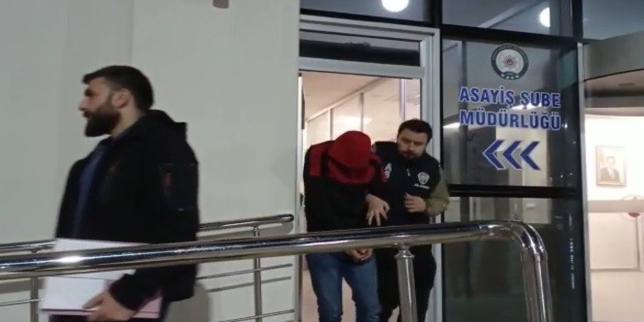 Güvenlik Kamerasına Selam Verip 3 Milyonluk Lüks Otomobili Çaldı